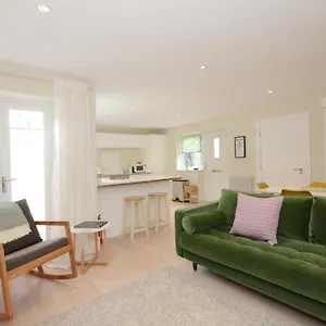 The Mews - 2 Bedroom Luxury, Spacious House With Free Parking Holiday home